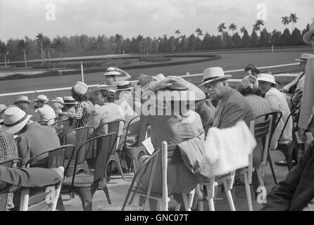 Les spectateurs à course de chevaux, Hialeah Park, Miami, Floride, USA, Marion Post Wolcott pour Farm Security Administration, Mars 1939 Banque D'Images