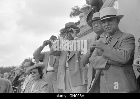 Spectateurs regardant course de chevaux, Hialeah Park, Miami, Floride, USA, Marion Post Wolcott pour Farm Security Administration, Mars 1939 Banque D'Images