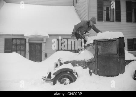 L'homme de la neige Chariot après les fortes chutes de neige, Woodstock, Vermont, USA, Marion Post Wolcott pour Farm Security Administration, Mars 1940 Banque D'Images