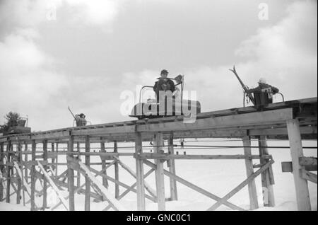 Groupe de personnes sur téléski, Cranmore Mountain, North Conway, New Hampshire, USA, Close-Up, Marion Post Wolcott pour Farm Security Administration, Mars 1940 Banque D'Images