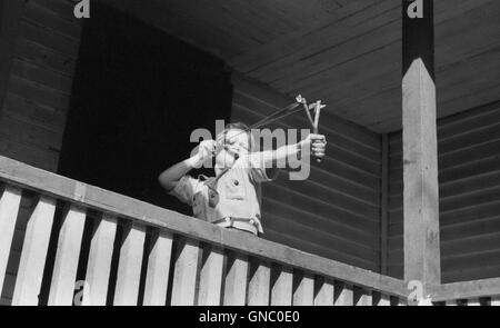 Jeune garçon de Slingshot Tir Porche, près de Buckhorn, Kentucky, USA, Marion Post Wolcott pour Farm Security Administration, Septembre 1940 Banque D'Images