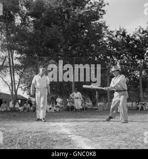 Les hommes jouer au baseball le samedi après-midi, Schriever, Terrebonne Parish, Louisiane, USA, Marion Post Wolcott pour Farm Security Administration, juin 1940 Banque D'Images