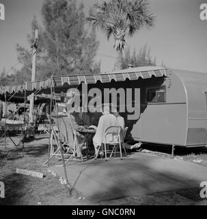 Femmes jouant des cartes sur le porche de Trailer Home, Sarasota, Floride, États-Unis, Marion Post Wolcott, ÉTATS-UNIS Administration de la sécurité agricole, janvier 1941 Banque D'Images