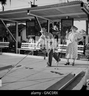 Couple de personnes âgées jouant au palets, Sarasota Trailer Park, Sarasota, Floride, États-Unis, Marion Post Wolcott, États-Unis Administration de la sécurité agricole, janvier 1941 Banque D'Images