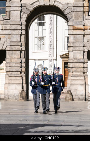 Trois soldats tchèques marchant vers le changement de la garde au Château de Prague à Prague, République Tchèque Banque D'Images