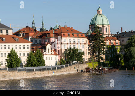 Des barrages en métal ont été érigés le long des rives de la Vltava à Prague, en République tchèque. Banque D'Images