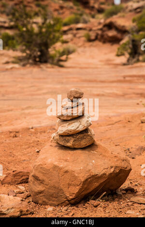 Un cairn de pierre sur la piste de Park Avenue dans Arches National Park USA Banque D'Images