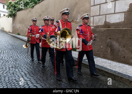 Une bande militaire de la Garde présidentielle tchèque se dirige vers le château de Prague dans le quartier du château de Prague en République tchèque Banque D'Images