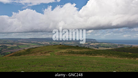 Une vue à partir de l'été sur la Barrow Thorncombe Quantocks dans Somerset à l'ouest en direction de Minehead et d'Exmoor Banque D'Images