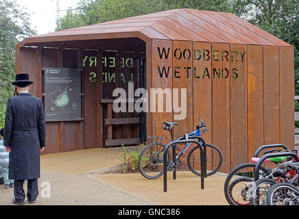 Par l'homme Juif hassidique entrée de Woodberry Wetlands nature reserve, au nord de Londres Banque D'Images