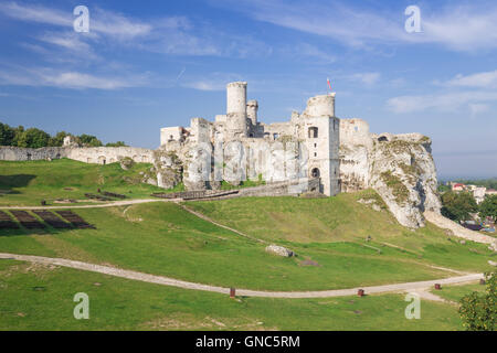 Vue panoramique des ruines du château d'Ogrodzieniec village. Pologne (Highlands) Jurrasic Banque D'Images