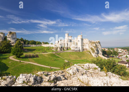 Vue panoramique des ruines du château d'Ogrodzieniec village. Pologne (Highlands) Jurrasic Banque D'Images