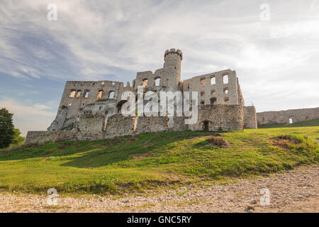 Vue panoramique des ruines du château d'Ogrodzieniec village. Pologne (Highlands) Jurrasic Banque D'Images