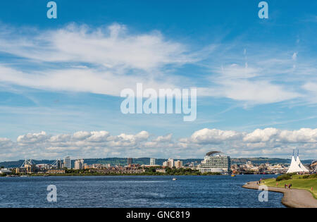 Sur la baie de Cardiff Cardiff de lac sur une journée d'été ensoleillée dans le sud du Pays de Galles, montrant les bureaux, appartements et l'hôtel St Davids Banque D'Images