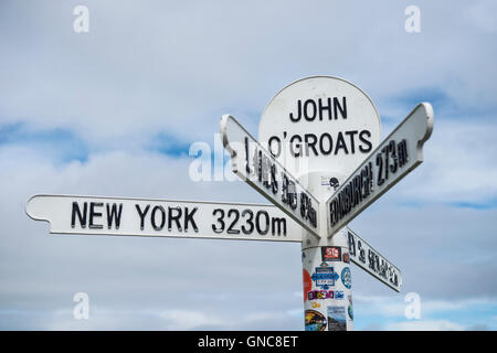 Le célèbre panneau multi-directionnel à John O'Groats en Ecosse Banque D'Images