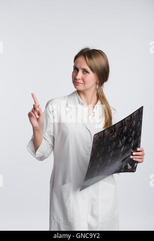 Doctor X-ray et pointant vers copie vierge de l'espace, fond blanc Banque D'Images