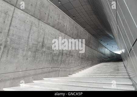 Séoul, Corée du Sud - le 14 août 2016 : escalier au design Dongdaemun de Séoul Plaza, construit en 2014 et conçu par Zaha Banque D'Images