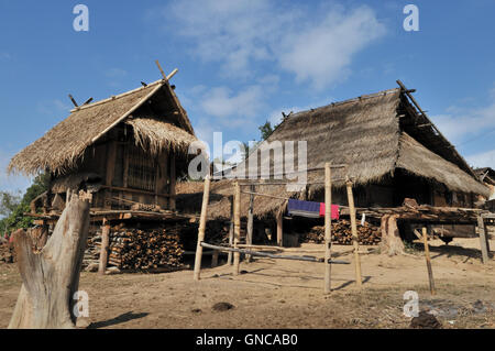 Village Akha, maisons sur pilotis Banque D'Images