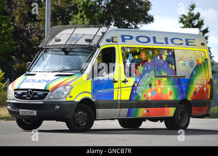 Fourgon de police décoré pour Pride 2016, à première ambulance LGBT, conférence de Brighton. Banque D'Images