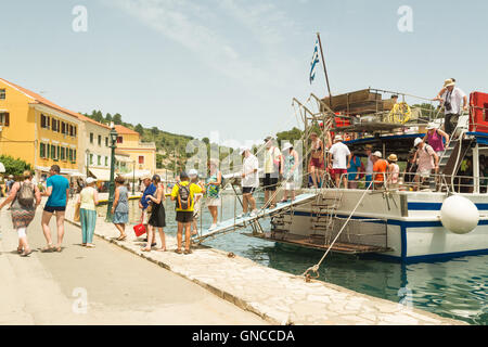 Gaios, Paxos, Grèce - touristes arrivant dans Bancasan - le port principal sur Paxos, l'une des îles Ioniennes - en bateau Banque D'Images