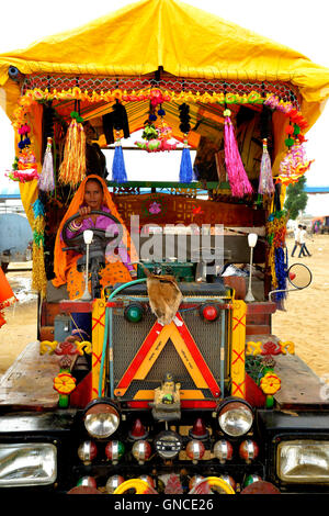 Ramdevra, Inde. Août 29, 2016. Une femme du Rajasthan dans sa tenue traditionnelle conduit un véhicule à Ramdevra de Pushkar qui est assisté par des lakhs de fidèles qui viennent dans de grands groupes à Ramdevra. Juste Ramdevji et festival est célébré dans le mois Bhadrapad. C'est le plus important salon à Ramdevra, qui est à 12 km au nord de Pokhran. Cette foire est tenue pendant dix jours au mois d'août et septembre et selon le calendrier hindou il est célébré de bhadon bhadon sudi sudi 2 à 11. Beaucoup de dévots assister à la juste pour payer leur hommage à Baba Ramdev. Credit : PACIFIC PRESS/Alamy Li Banque D'Images
