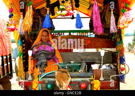 Ramdevra, Inde. Août 29, 2016. Une femme du Rajasthan dans sa tenue traditionnelle conduit un véhicule à Ramdevra de Pushkar qui est assisté par des lakhs de fidèles qui viennent dans de grands groupes à Ramdevra. Juste Ramdevji et festival est célébré dans le mois Bhadrapad. C'est le plus important salon à Ramdevra, qui est à 12 km au nord de Pokhran. Cette foire est tenue pendant dix jours au mois d'août et septembre et selon le calendrier hindou il est célébré de bhadon bhadon sudi sudi 2 à 11. Beaucoup de dévots assister à la juste pour payer leur hommage à Baba Ramdev. Credit : PACIFIC PRESS/Alamy Li Banque D'Images