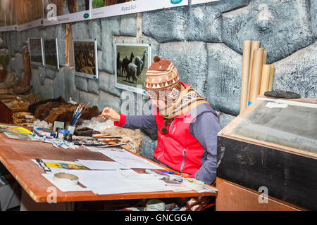 Vie & métiers : l'artiste local dans les tricots traditionnels photos souvenirs de peinture, Sacsayhuaman, capitale de l'Empire Inca, Cuzco, Pérou Banque D'Images