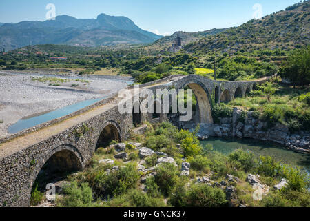 Le Mesi Bridge, Ura e Mesit, de l'autre côté de la rivière près de Kiri Shkodra, le nord de l'Albanie. Banque D'Images