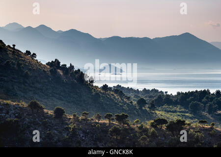 À l'échelle du lac Shkodra Rozafa de château avec les montagnes de Montinegro en arrière-plan, Shkodra, le nord de l'Albanie. Banque D'Images