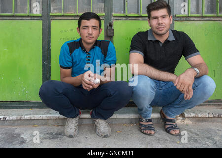 Bandar Torkaman, turkmène, deux jeunes hommes de Mariage Banque D'Images