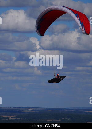 Parapente, parachutisme ascensionnel, vol à voile et sports d'été Banque D'Images