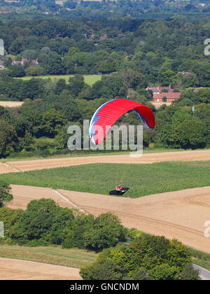 Parapente, parachutisme ascensionnel, vol à voile et sports d'été Banque D'Images