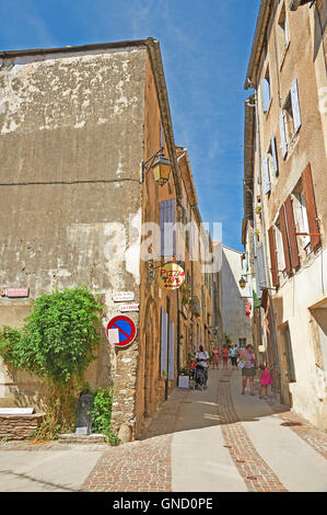 Scènederue dans le village de Olargues dans l'hérault département. Banque D'Images