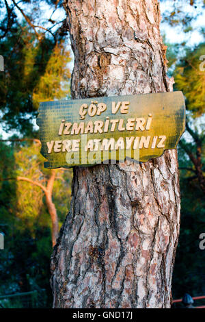 Aucun déchet trow sur panneau au sol, sur le parc national forestier de Izmir, Turquie Banque D'Images