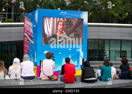 Londres, UK - JULE 25 : voir le film à la rue près de South Bank. Festival d'été à Londres Banque D'Images