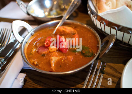 Chili au poulet curry balti avec rouge extra plat indien du chili servi dans un plat de Balti Banque D'Images