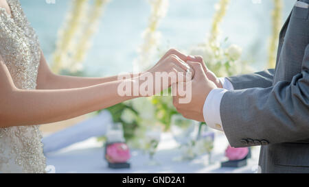 Man & Woman holding hands en cérémonie de mariage. Main dans la main. Banque D'Images