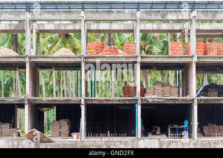 Nouveau bâtiment en construction géométrique de l'architecture avec Banque D'Images