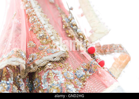 Libre traditionnelle indienne colorée robe de mariée sur fond blanc. Focus sélectif. Banque D'Images