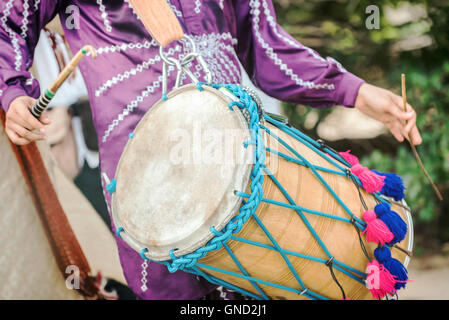 Joueur de tambour dans les cérémonies de mariage indien, selective focus. Banque D'Images