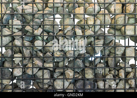 En gabions close up, cage noir remplis de pierres. Isolées. Banque D'Images