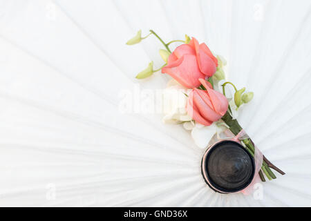 Bouquet de roses pour toiletter et groomsman sur parapluie blanc. Banque D'Images