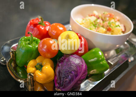 Fruits et légumes en magasin. Banque D'Images