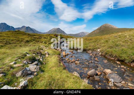 Un ruisseau de montagne à Torrin sur l'île de Skye en Ecosse Banque D'Images