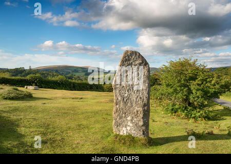 Une pierre érigée à Leusdon sur Dartmoor National Park pour commémorer le jubilé d'argent de Queens Banque D'Images