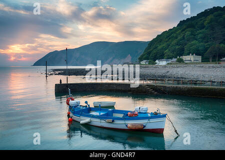 Lever du soleil sur le port à Lynmouth, sur la côte nord du Devon Banque D'Images