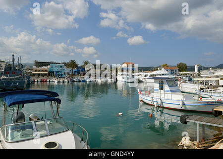 Bateaux dans le port de Latchi, Chypre Banque D'Images