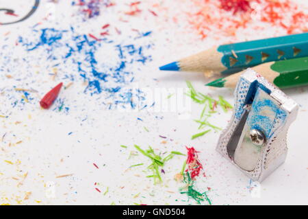 Papier blanc recouvert de crayons de couleur les restes d'affûtage avec deux crayons Banque D'Images