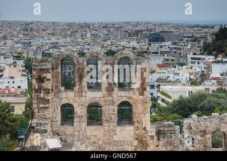 Vue de l'acropole de la ville. Au premier plan une partie de l'ancien bâtiment, dans l'arrière-plan les maisons de la capitale grecque. Banque D'Images