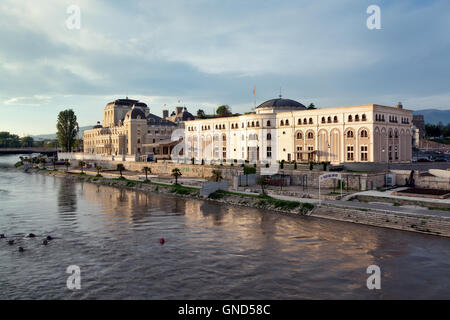 Musée de la lutte macédonienne et nouveau théâtre le long du fleuve Vardar, Skopje, Macédoine centre-ville Banque D'Images